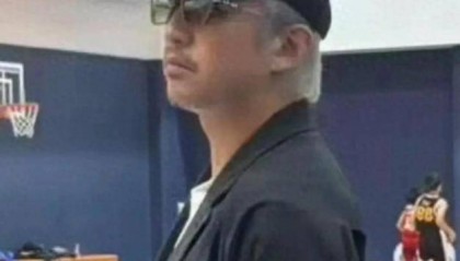 邓超头发胡子全白了，45岁像60岁，断崖式衰老引热议：他怎么了？