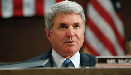 中方官宣拦截成功!拜登万没料到,外媒一针见血:美军工遭灭顶之灾