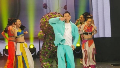 刘德华演唱会实录：表演滑跪失败，甄子丹舒淇任达华台下蹦迪