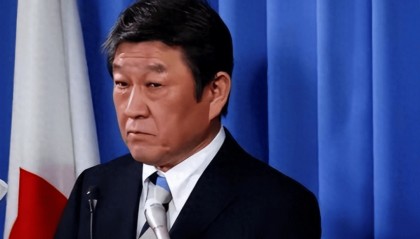 面对中国记者步步紧逼，日本外相现场失语，恨不得同高市早苗当场割席！