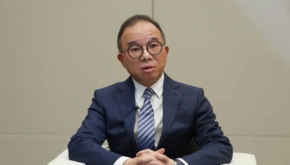 国务院决定：免去曾国卫香港特别行政区政府政制及内地事务局局长职务
