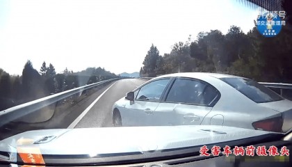 “我撒谎天打雷劈！”男子高速突然强行变道致翻车，反诬赖对方