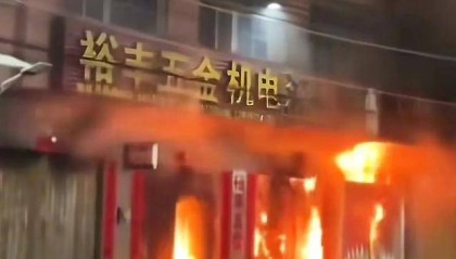 一家四代12人，火灾中丧生背后