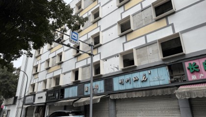 事发宁波市中心！砖块突然从天而降，砸中女子肩部！已发生过多次……太危险了！