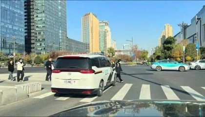 河南法院警车疑在杭州违停闯红灯！杭州交警：将核查