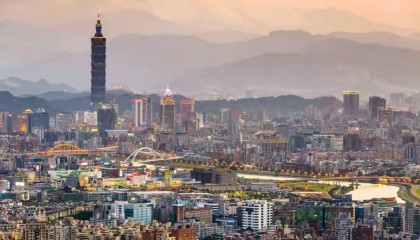 解放军无预警台海军演，“大鱼”接连现身，台军一把手被吓破胆了？