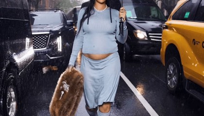 蕾哈娜挺孕肚亮相Met Gala，金·卡戴珊被保安踩到裙子