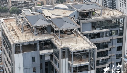 武汉长江边一54层住宅楼顶出现“楼上楼” 部门回应：已立案调查违建情况