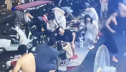 女子街边吃夜市疑被楼上泼辣椒油,受害人否认划拳喧嚣已报警