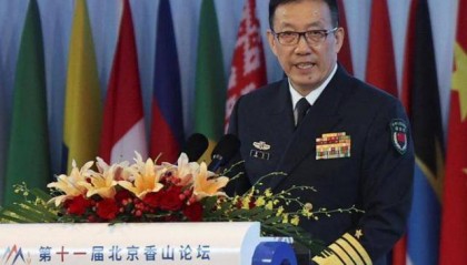 百国军事代表赴华,美国不吭声,中方打了2通电话,口气出奇强硬