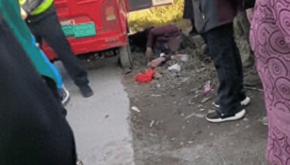 湖南一交警被指扣车失控,大妈和几岁孙女被拖拽十几米,官方:正核查