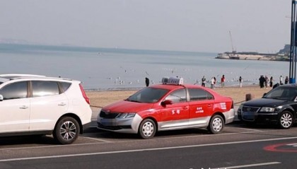一辆“皖S”出租车，在烟台海边泊车多日，引发热心市民关切