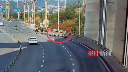 宜宾一摩托车大桥上撞到路边人群，交警：伤者已送医，事故处理完毕