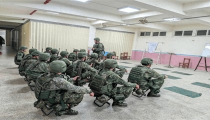 脱下军服，400多名美军登陆台岛！不管谁来都挡不住解放军利剑