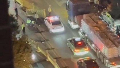 商务奔驰车深夜遇查酒驾强闯卡，撞伤交警及路人，医院：交警多发骨折