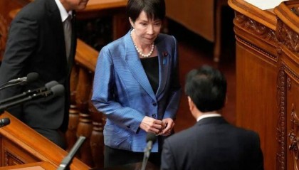 迟迟等不到中方的贺电，日本主动“逼问”，高市早苗对中国称呼有变，外交部的回应有深意