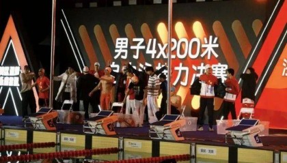 孙杨收获首枚金牌!携手汪顺潘展乐4x200米自由泳接力夺冠