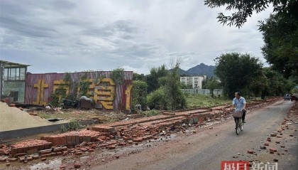 实探洪水过后的北京密云太师屯:约百米长砖墙被冲垮,铲车全力运送物资抢修