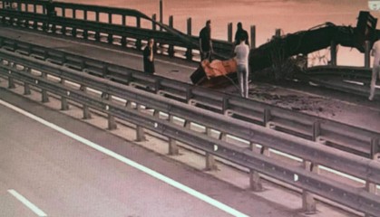 乌媒称乌方炸毁克里米亚大桥!乌克兰国家安全局:从水下爆破,大桥已处于紧急危险状态