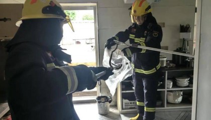 女子半夜上厕所，马桶里突然窜出一条蛇！