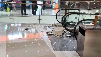 江西赣州万象城商场吊顶脱落，一女顾客和小孩受伤，商场连夜修复现已正常营业，当地：商场已上报商务局，目前安排专人开展调查处理