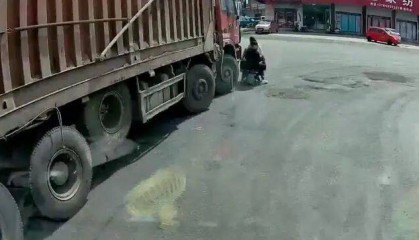 河北一大货车右转撞上电动车后碾压致两人死亡，肇事后货车起火；当地回应：死者系母子