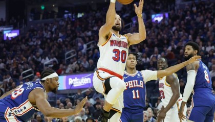 库里三分8中8大帝28+14 勇士轻取76人新年开门红