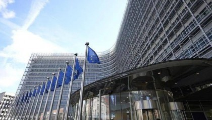 对付不了中国，特朗普“枪口”火速调转！必须要有人对美国低头？