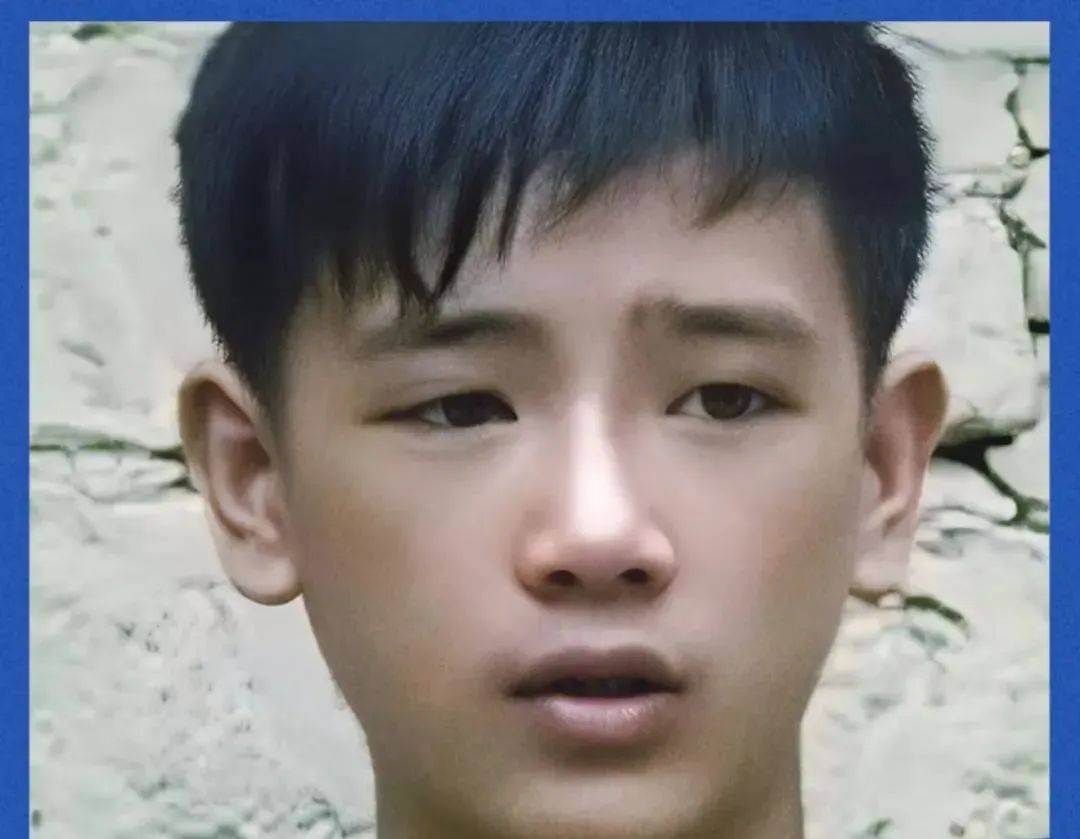 前央视主持人李小萌发文，全网找曾跪在继父坟前痛哭的农村少年韦仁龙