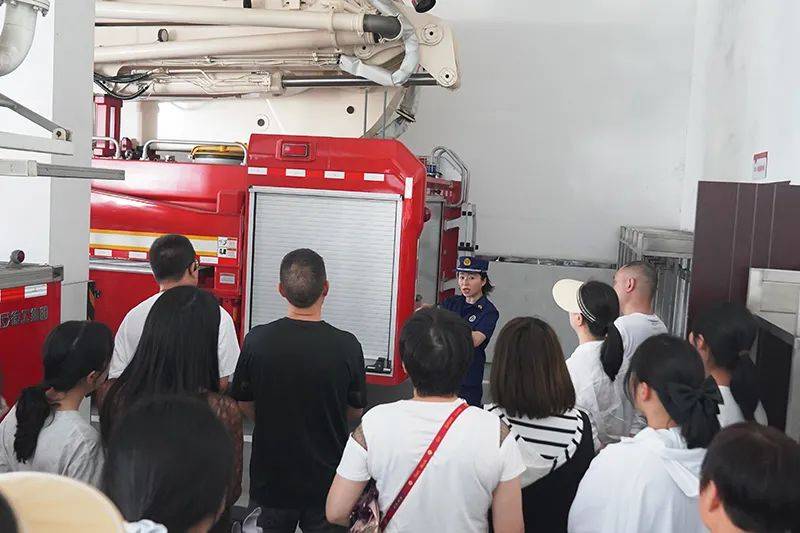 双桥“渝消蓝盾讲师团”邀请医疗场所员工“零距离”参观消防大队