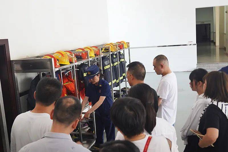 双桥“渝消蓝盾讲师团”邀请医疗场所员工“零距离”参观消防大队