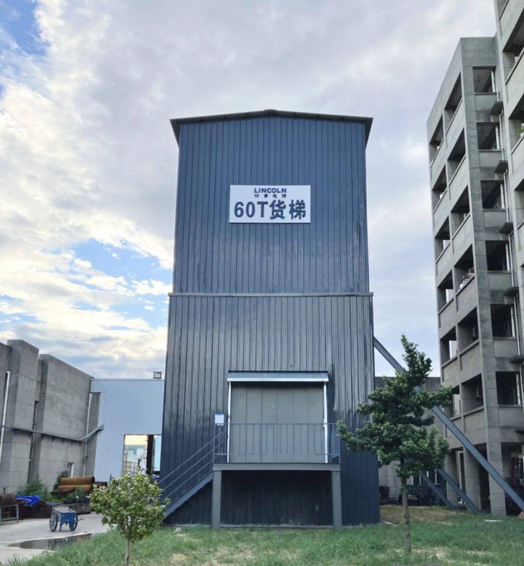 河北一县城现“超级大电梯”,网友感叹比自家客厅还大,内置三张沙发还铺红毯,酒店经理:新娘专用,全国少有