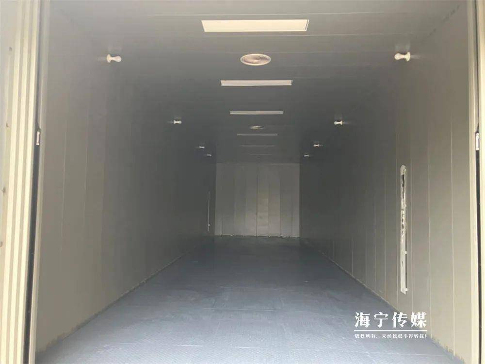 河北一县城现“超级大电梯”,网友感叹比自家客厅还大,内置三张沙发还铺红毯,酒店经理:新娘专用,全国少有