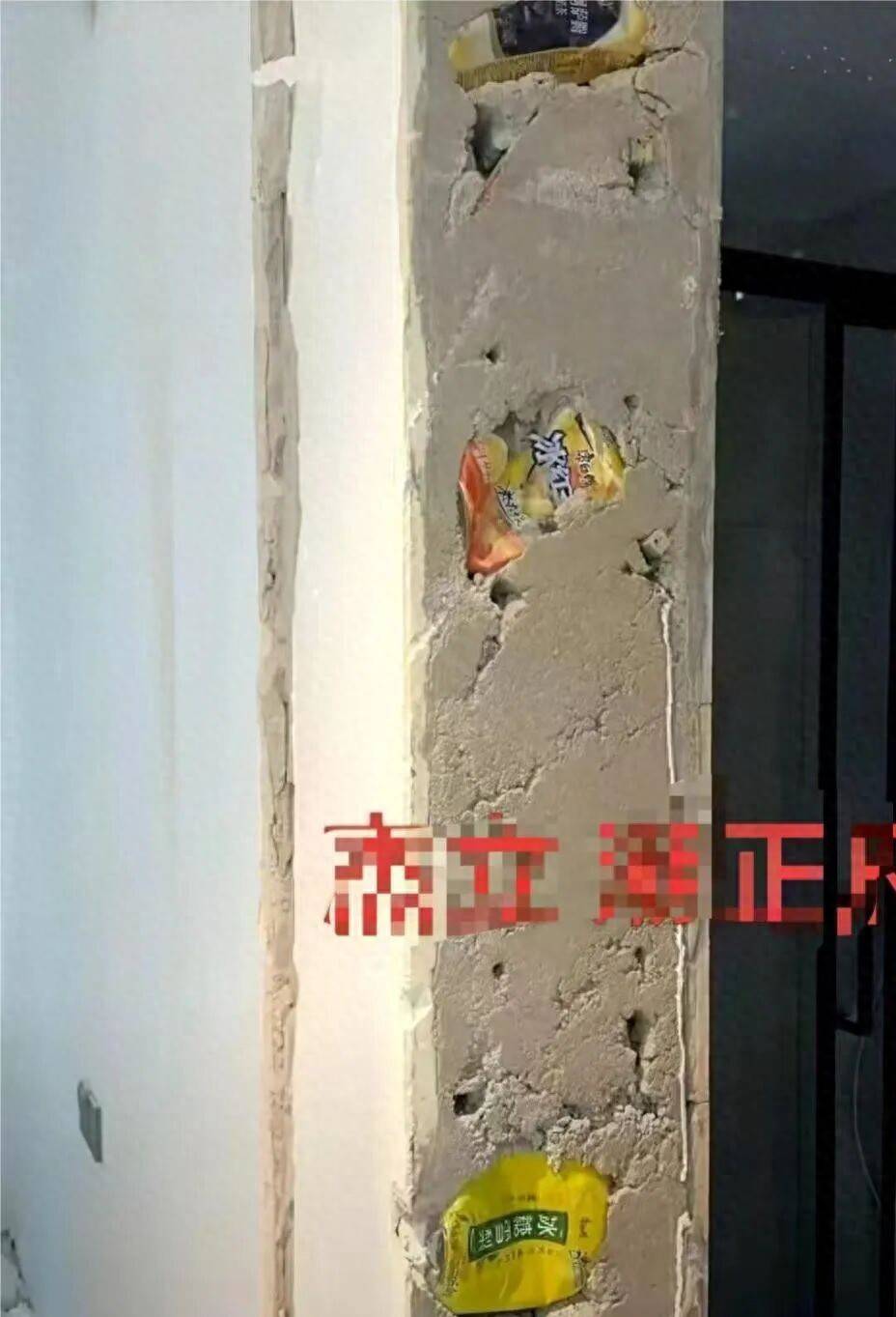 杭州一精装楼盘墙体内嵌进四个饮料瓶！开发商：不排除当时现场材料不够，已对当事施工人员进行处理