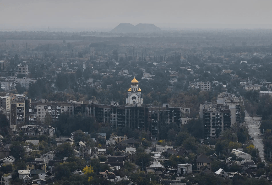 红军城移交前夜，乌克兰宣布开辟新战线，主动反攻击溃俄军攻势