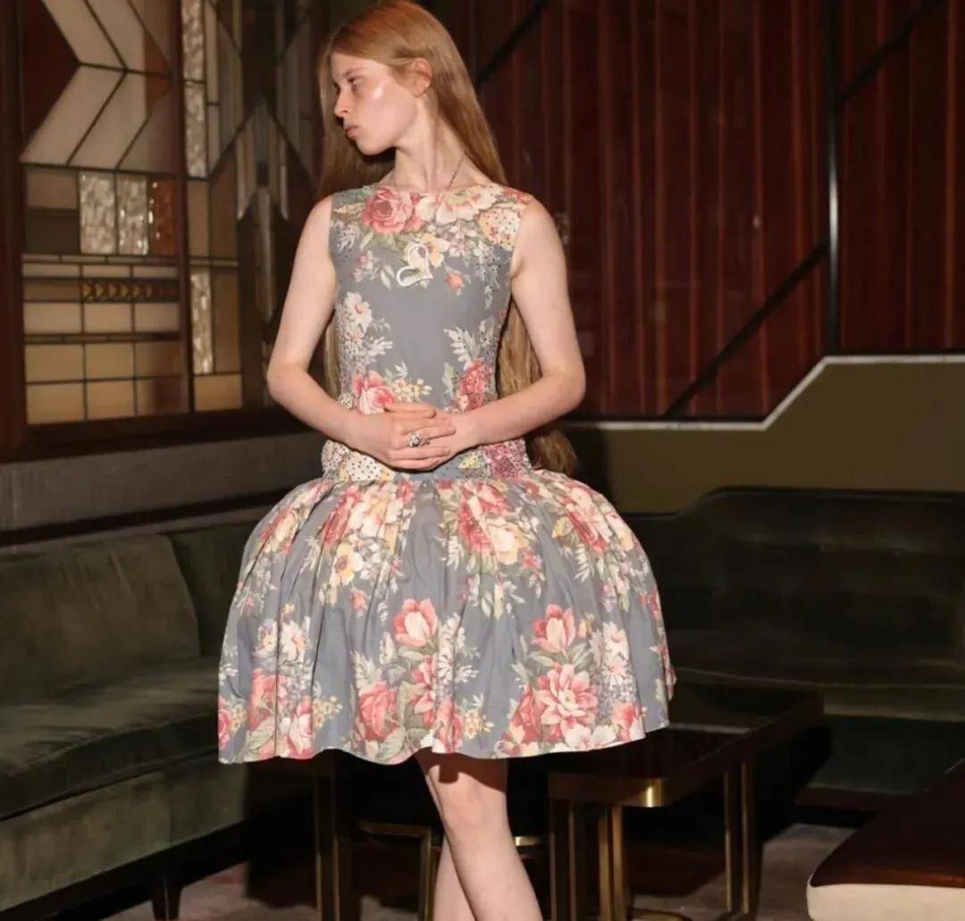 马斯克21岁女儿：改名字、换性别、与父亲决裂后，靠当模特力争经济独立