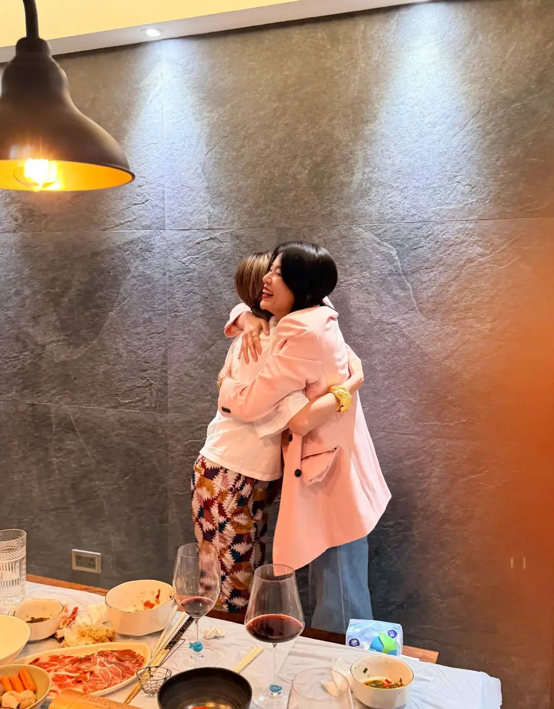 胡定欣获胡杏儿赠送一对龙凤镯超开心!网友猜其疑似已怀孕