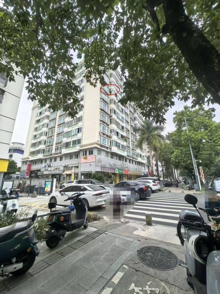 深圳一高楼空调外机支架脱落有坠落风险，楼下是小学校门和饭馆，社区：已完成整改