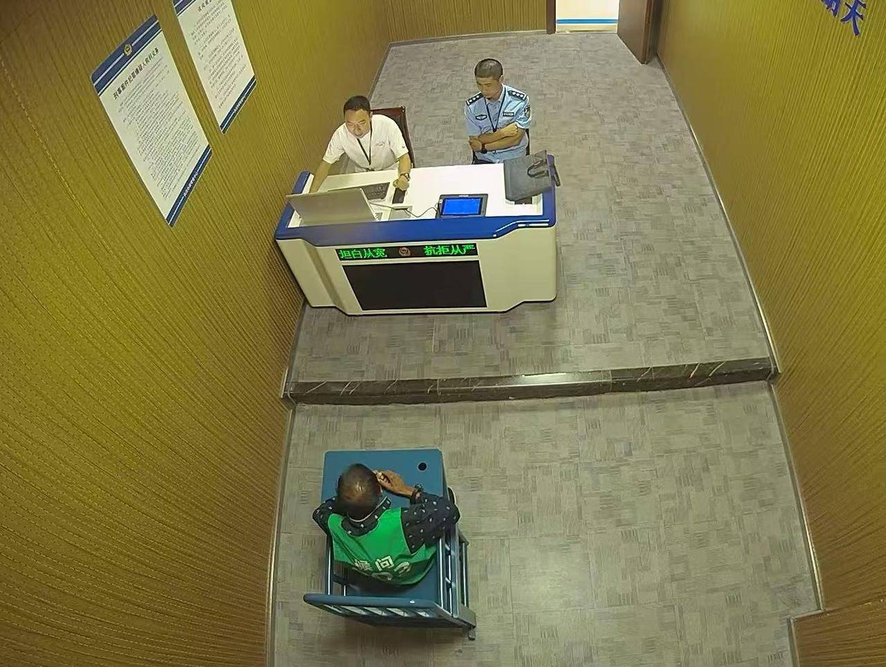 浙江一醉汉推倒围墙被拘，“一推就倒”的围墙是豆腐渣？回应：河边防护墙，用锤子砸的