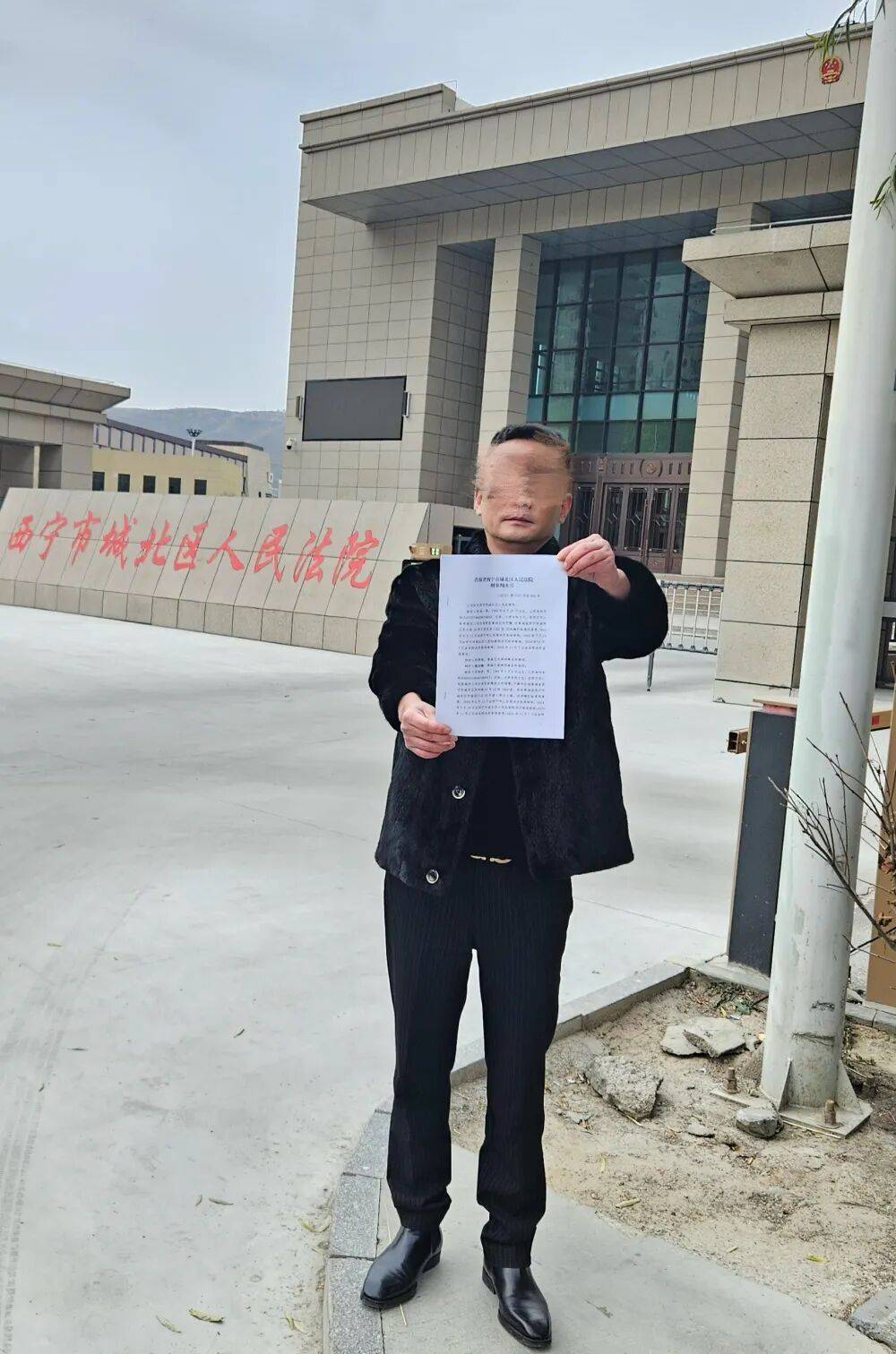 母亲派出所里遭民警责骂,男子插话后被拖进女厕群殴:涉案民警获刑8个月,两名辅警缓刑