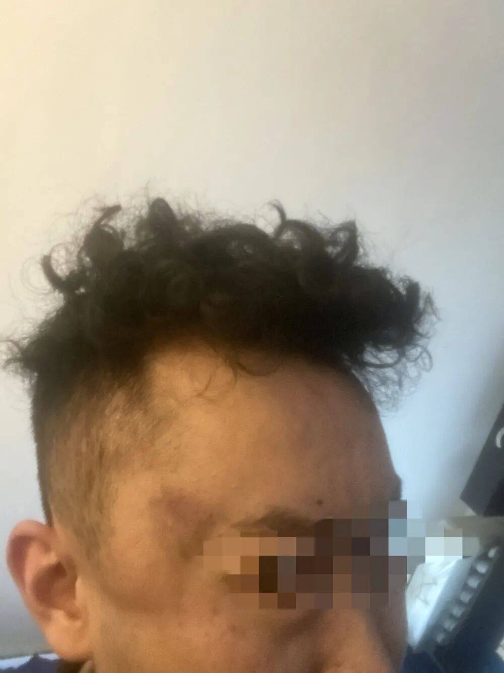 母亲派出所里遭民警责骂，男子插话后被拖进女厕群殴！涉案警员公开受审