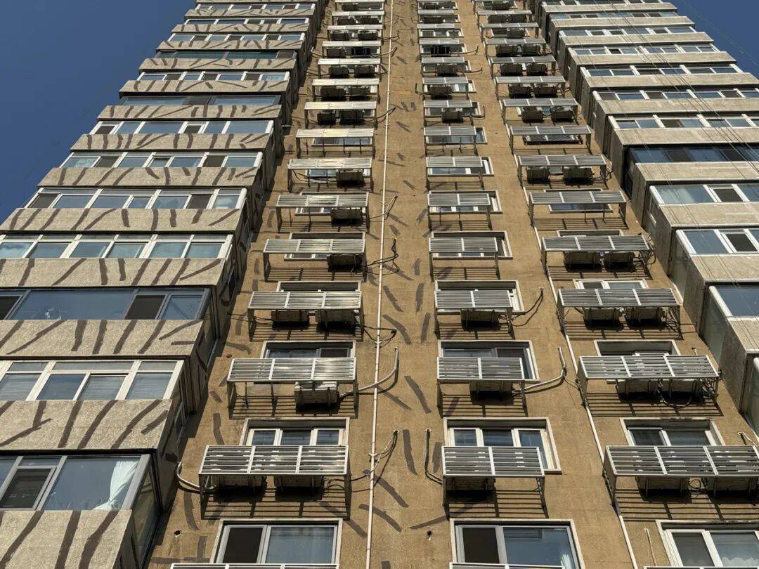 四环边这栋“补丁大楼”挺吓人，物业：明年改造丨有事儿@新京报