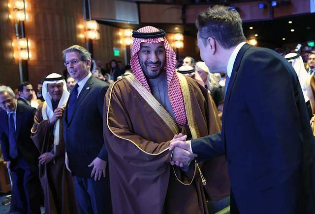 马斯克重返白宫,没了之前的高调,特朗普:你要好好谢谢我