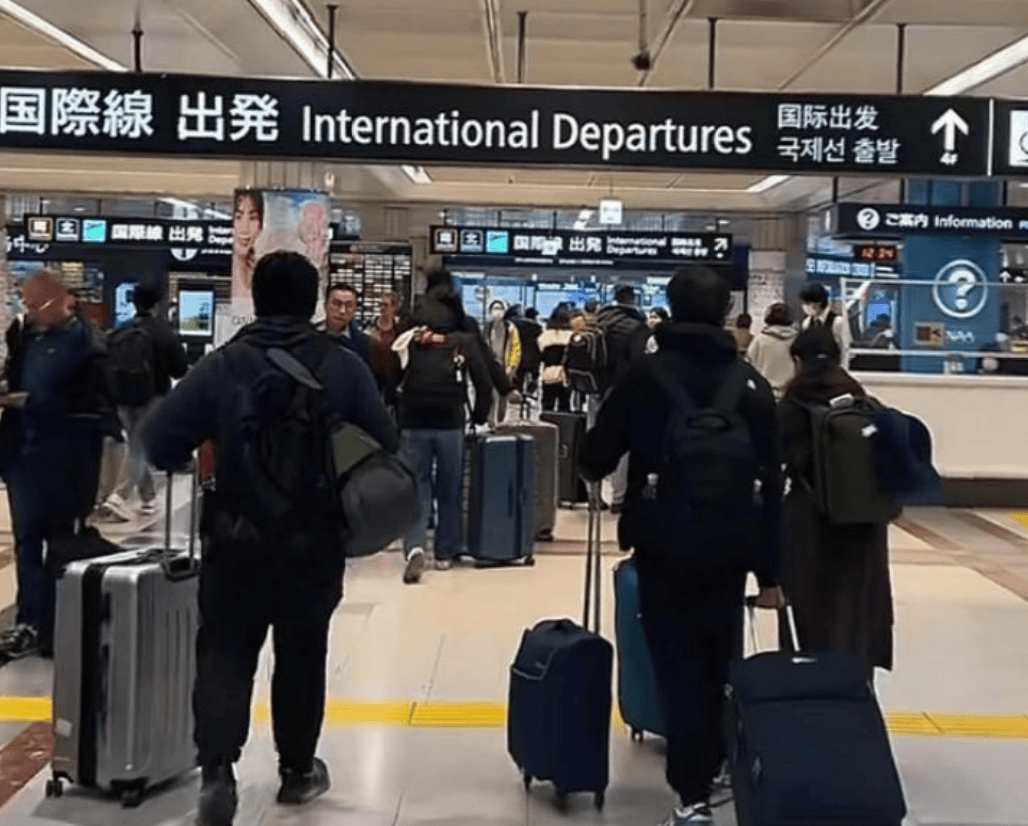 日本多次不宣而战，中国不得不防，高市早苗沉默之际，国人紧急返华