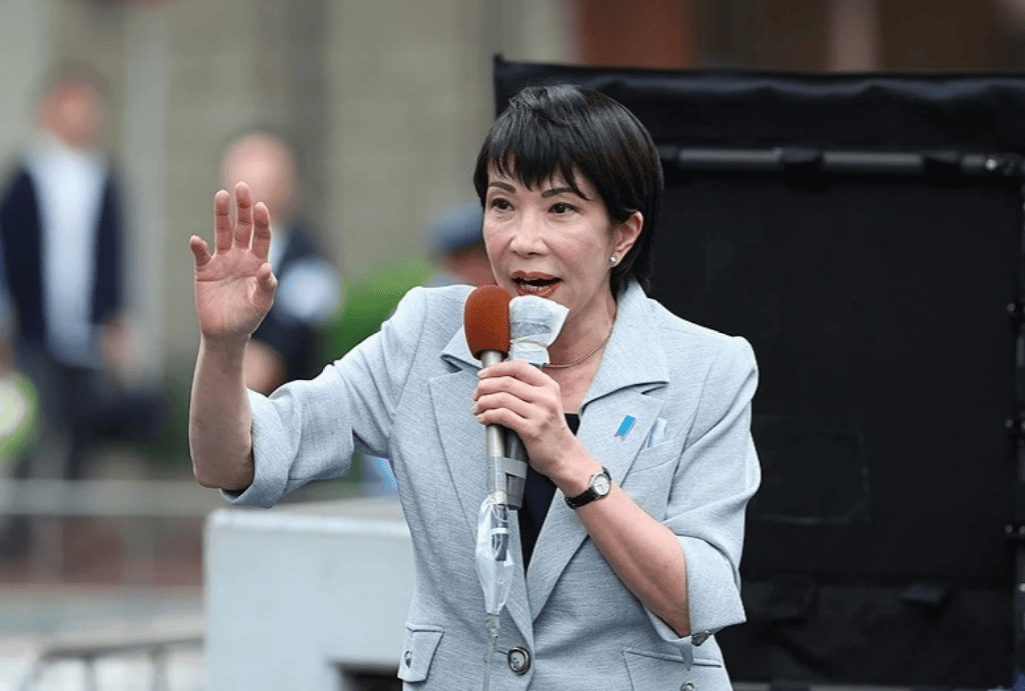 解放军14天火炮齐射，日本硬闯盯梢，无人机在自家机场摔了“颜面尽失”