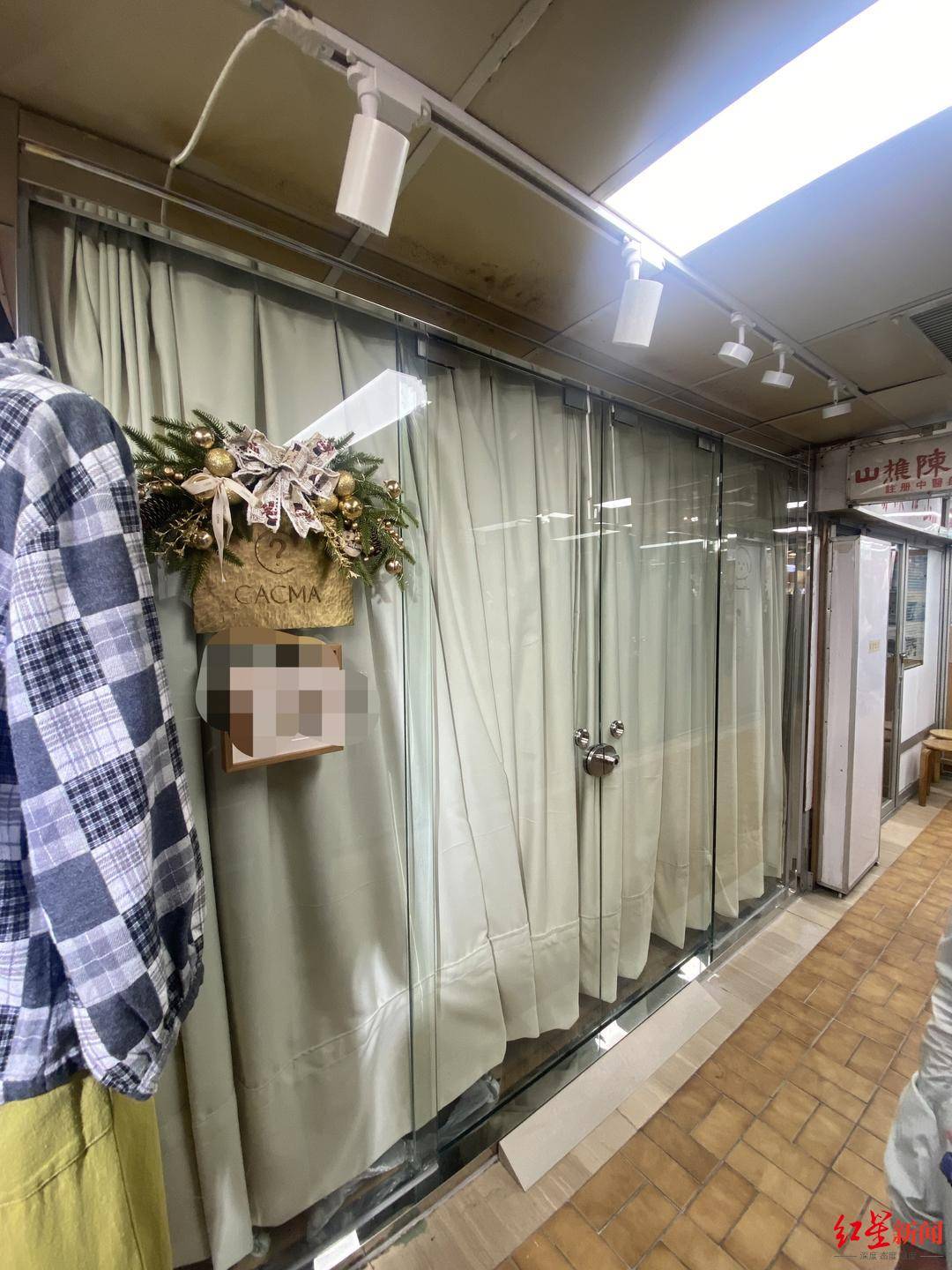 香港消防员何伟豪殉职后，女友关了服装店 朋友：她心情不好，短期不会回来开店了