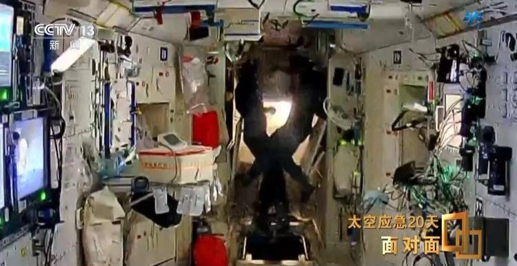 航天员“改签”回地球,神二十返回舱玻璃裂纹是个三角形