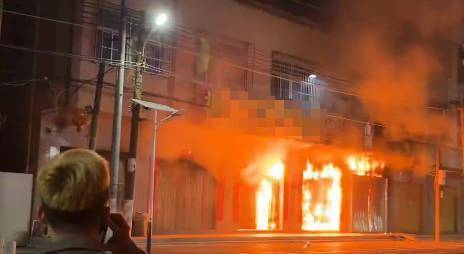汕头一自建房夜晚起火8人遇难：一楼为五金店，楼上住有多人，窗户有防盗网