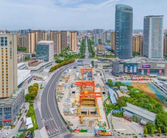 “破界”成都:两千万常住人口脚下的轨道新路