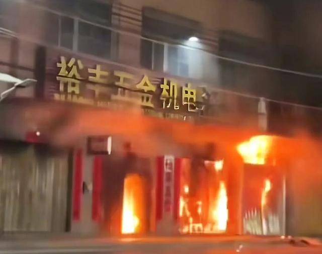 一家四代12人,火灾中丧生背后
